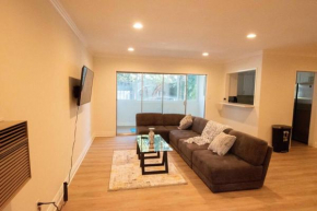 KING Size Bed in Cozy, Modern Hollywood Place
